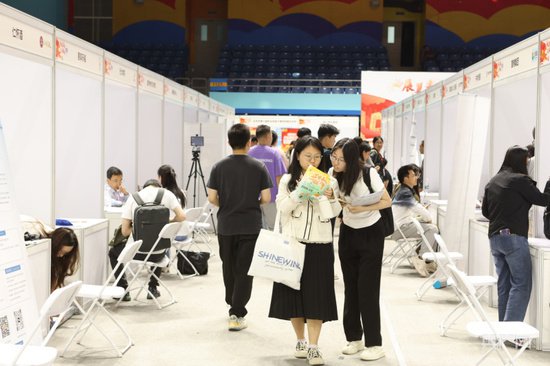 300余家企业集聚北京朝阳 一站式服务为毕业生打开职场大门