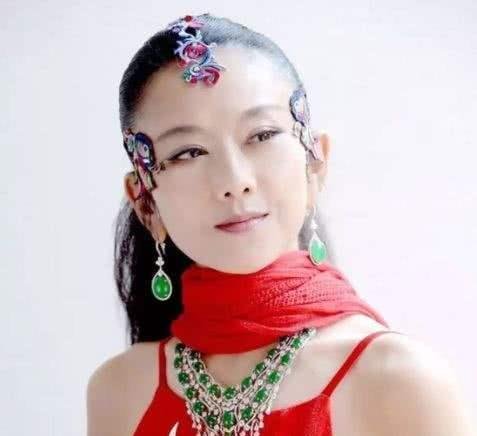 杨丽萍回乡视频引争议，火车站上演T台秀，<em>姐妹三人</em>都未戴口罩