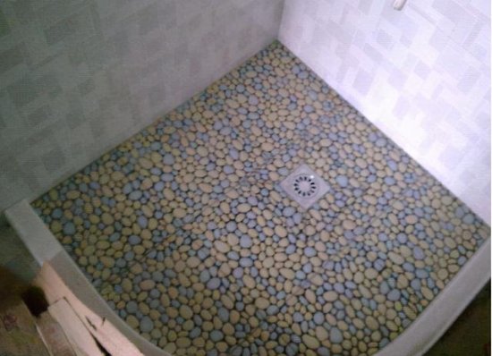 如今聪明人<em>浴室</em>地面都不铺瓷砖，流行用它代替，防滑<em>实用又省钱</em>