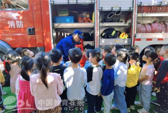 幼儿园里来了个大家伙 杭州市西湖区嘉绿苑幼儿园开展<em>消防安全</em>...