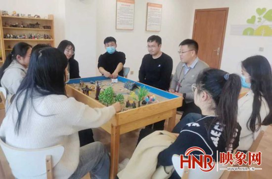 <em>商丘市</em>第一中学开展教师团体沙盘游戏体验活动