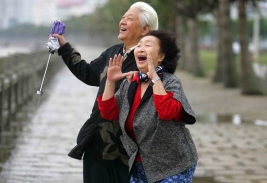 中国基层老年女性情感世界：56岁自驾游，61岁迷靳东，皆因缺...