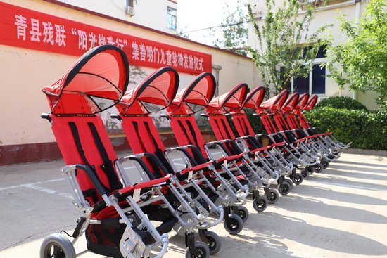 河北青县：“爱心轮椅” 情暖<em>残疾儿童</em>