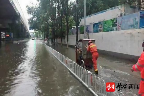 <em>南京</em>遭暴雨突袭多处积水严重，消防出动14车90人全城排涝