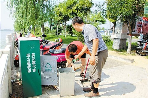 <em>睢县</em>北湖<em>景区</em>工作人员在清理垃圾