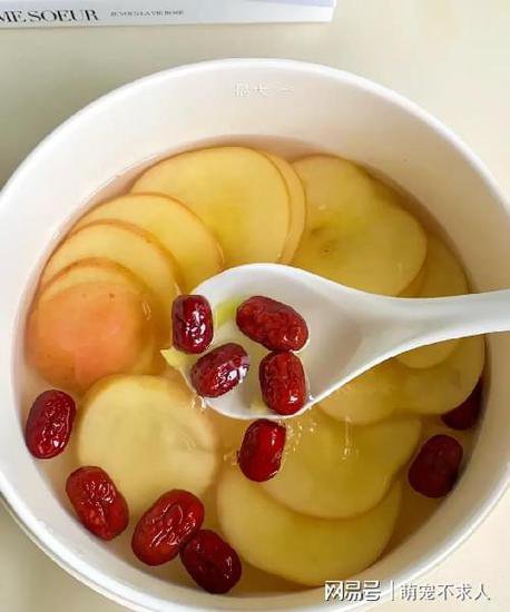 90岁老中医建议，冬季养生用苹果煮水，连<em>喝</em>7天，脾胃都舒服了