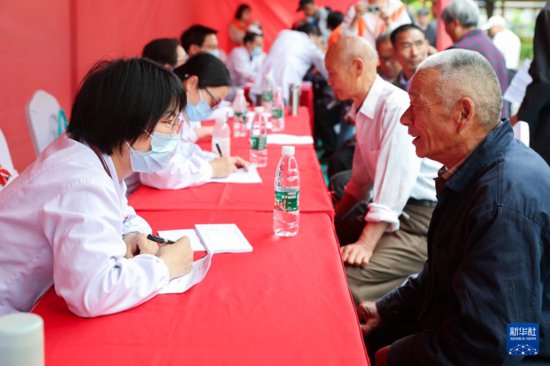 南京：慈善义诊关爱老人健康