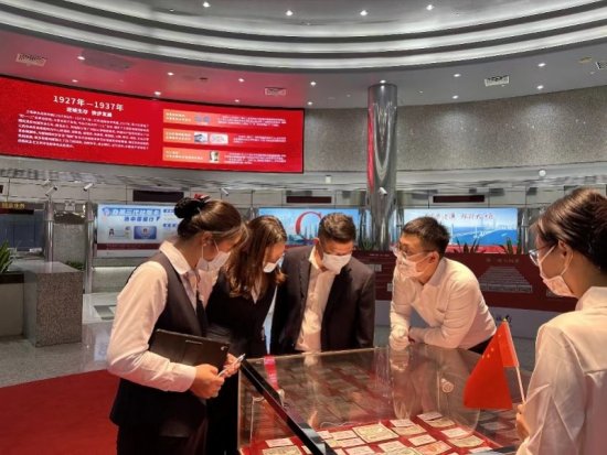 中国银行珠海分行举办文物货币藏品展和立行历史展