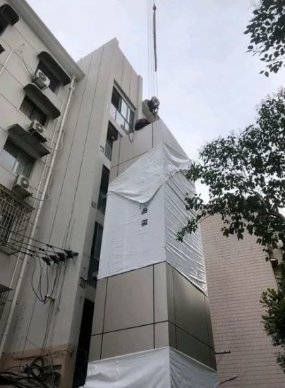 上海首台整体式装配吊装加装电梯用了近5个月，听听居民怎么说.