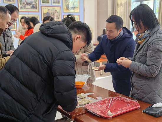 环境与生态学院工会组织教职工开展冬至<em>包</em>饺子活动