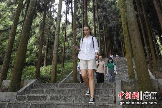 11国驻华外交领事官员在贵州遵义寻访红色旅游文化