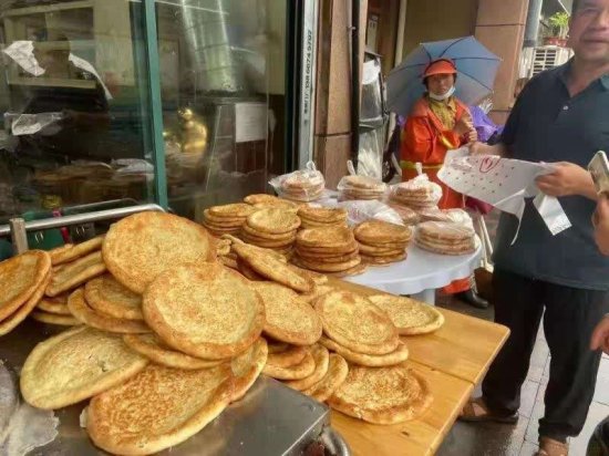 维吾尔族<em>烧烤店</em>老板制作10000个馕饼送到河南荥阳慰问受灾群众