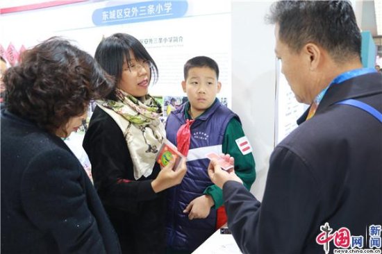 聚焦北京市中小学语言文化展 特色游戏教具吸引观众驻足