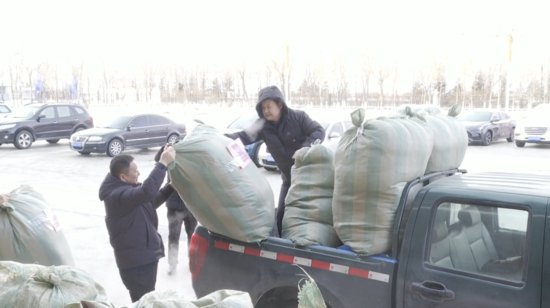 奎屯一企业向甘肃地震灾区捐赠100床网套