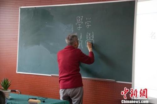 汉字繁简再引热议 使用方便和文化传承如何兼顾？