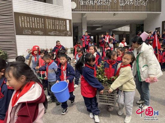 沐川县幸福小学开展植树节活动