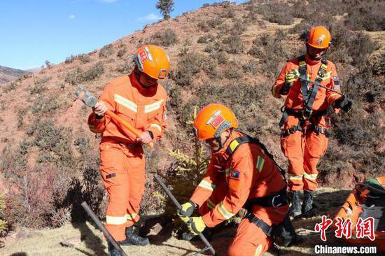 西藏芒康森林消防开展实战化绳索救援训练