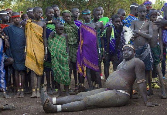 埃塞俄比亚部落以胖为美 男人喝牛血增肥