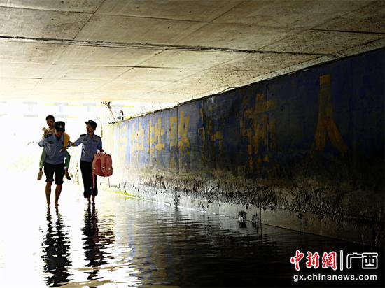 贺州平桂公安深入辖区做好强降雨安全隐患排查