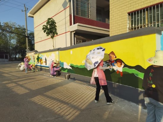 快看，学校墙面成最美的画布，湘潭大学师生妙手扮靓乡村