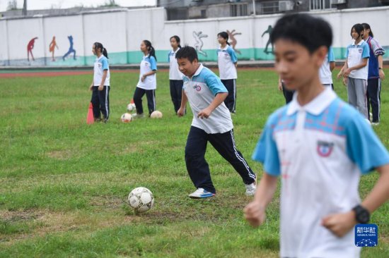 9月8日，织里镇轧村中学学生参加足球兴趣<em>晚托班</em>。