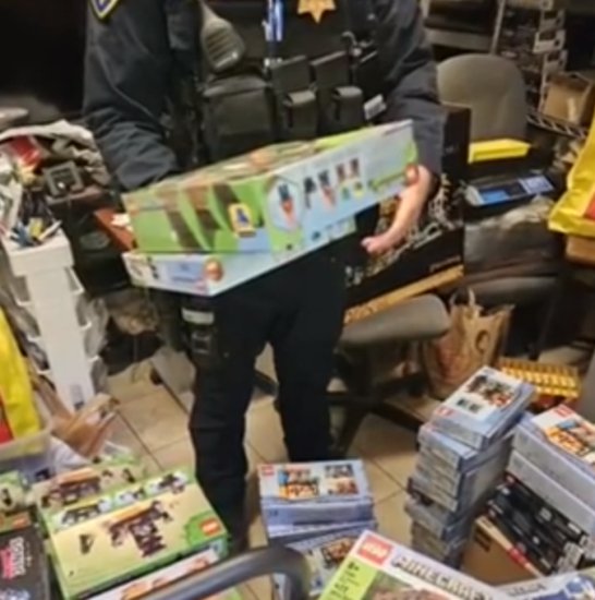 美一犯罪团伙盗窃价值30万美元乐高<em>玩具</em> 藏在不同地点被警方缴获