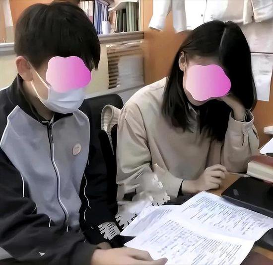 上海25岁<em>女教师出轨</em>16岁<em>男学生</em>引热议！<em>后续</em>来了！让人感到愤怒