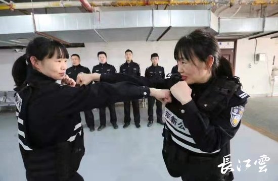 现实版《摔跤吧！爸爸》！警界“姊妹女拳王”的别样警察梦