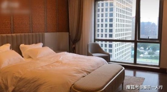 刘恺威北京豪宅曝光，<em>中式</em>风爆棚，整个空间墙面都是红木，真是...