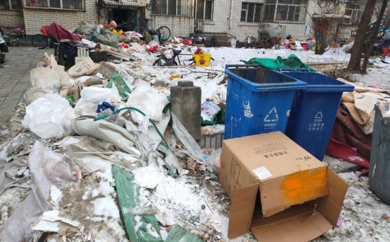 哈尔滨一小区垃圾堆一米高快堵门了！物业：自来水施工完立即...