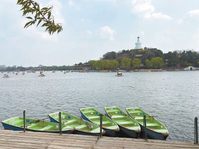 京城公园水面上难觅手划船，多想还能<em>让我们荡起双桨</em>
