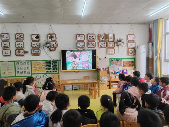 定南县第四公办示范幼儿园开展学雷锋活动