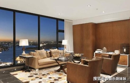 带你参观刘强东的豪宅：客厅装了巨大<em>落地窗</em>，一望就能看到海景