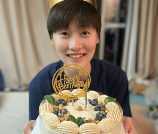 三大奥运冠军同日庆生，陈雨菲手捧蛋糕笑容甜美，张楠不忘带娃