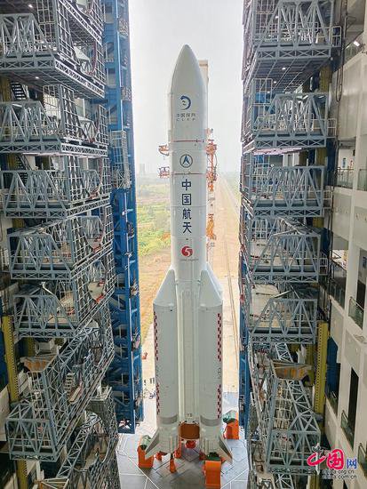 嫦娥六号计划<em>5月初</em>择机发射 器箭组合体完成垂直转运