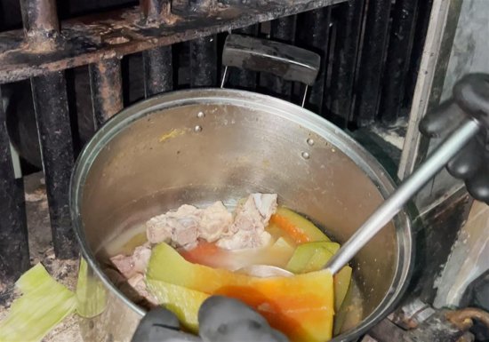 广州动物园“煲汤”为黑猩猩消暑 工作人员：每次都会喝光光