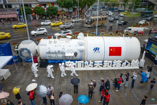 天和核心舱1:1仿真模型亮相 重庆市民“沉浸式”体验航空乐趣
