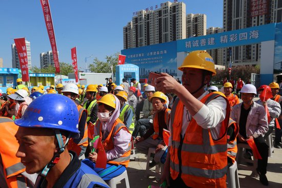 新疆乌鲁木齐市文艺志愿者走进建设工地慰问劳动者