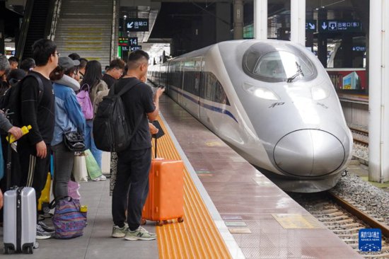 五一首日重庆火车<em>站</em>发送旅客30.8万人次 创历史新高
