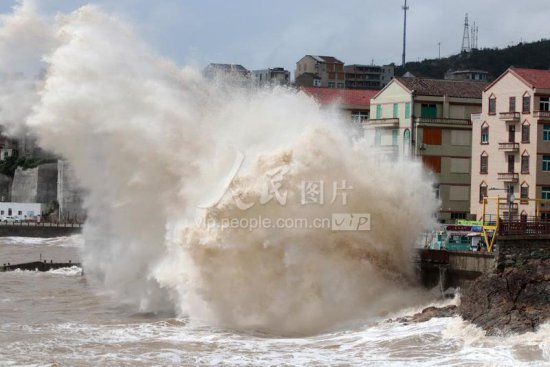 <em>浙江</em>温岭：<em>台风</em>“卡努”逼近 沿海掀起巨浪