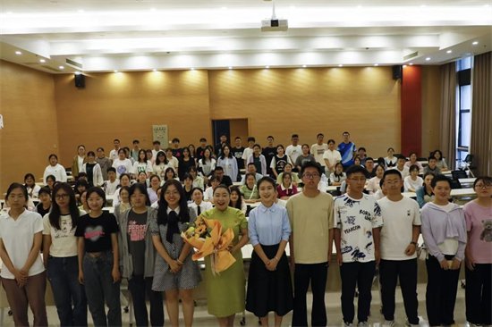 <em>泰州</em>学院举办“青年成长沙龙”教师节专场活动