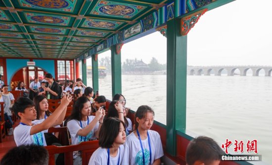 百余名海外华裔<em>青少年参观</em>游览北京颐和园