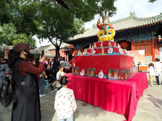 北京民俗博物馆举办中秋节活动 游客体验拜兔儿<em>爷等</em>传统节俗