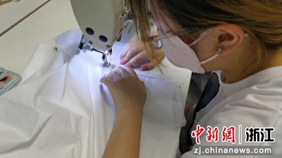 浙江温州高校以“技能暖亲” 专业学子连续六年为父量体裁衣