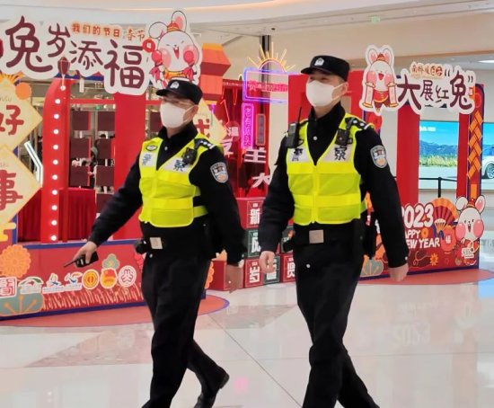 中国红的年味和警察蓝的守护，就是<em>最配的</em>！