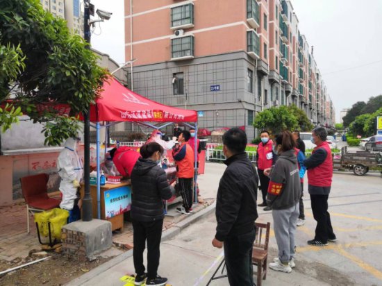 金乡：志愿者携手社区居民 共同筑牢防疫屏障