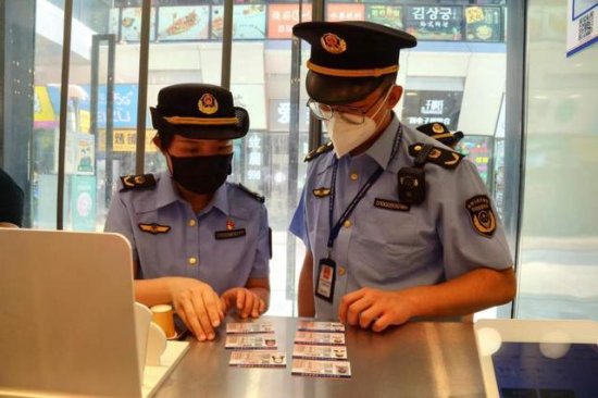 北京：查处<em>餐饮</em>单位11起使用假健康<em>证的</em>违法行为 37人被拘留