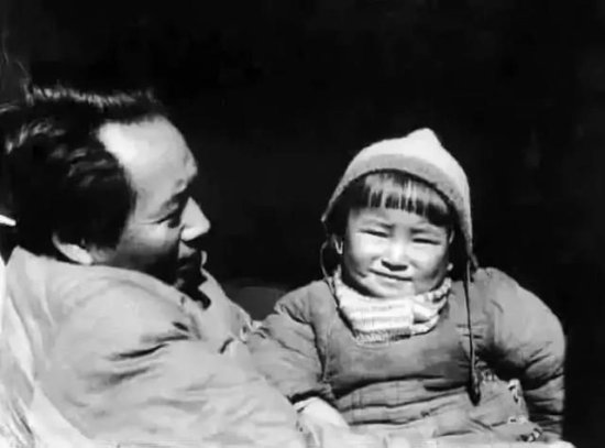 84年李讷携丈夫回韶山，在毛主席故居前失声痛哭：爸爸，我想你...