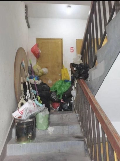 垃圾杂物堆到<em>楼梯口</em>！居民呼吁尽快整治