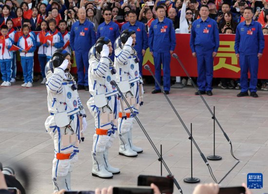 神舟十八号航天员乘组出征仪式在酒泉卫星发射中心举行